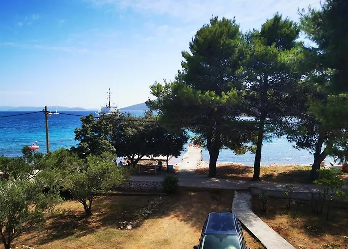 In With Beachfront Access Appartement Brgulje