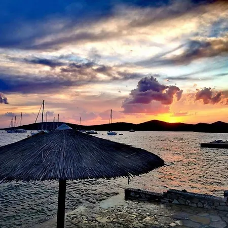 In With Beachfront Access Apartamento