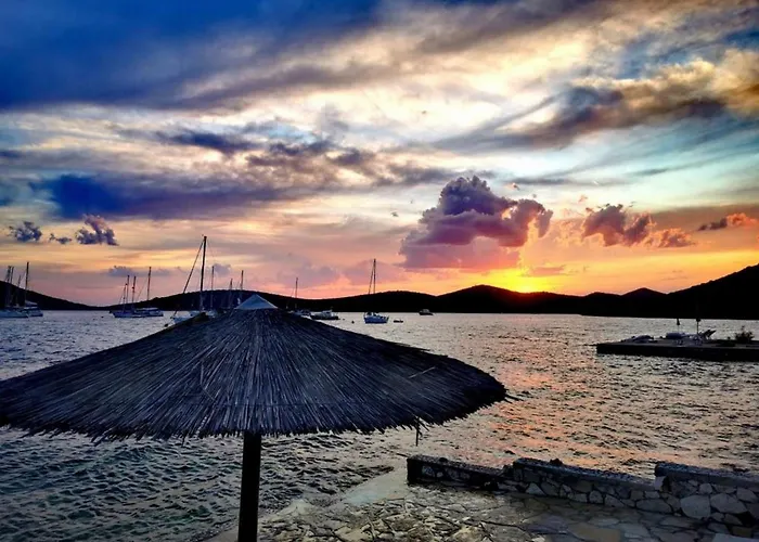 In With Beachfront Access Apartman